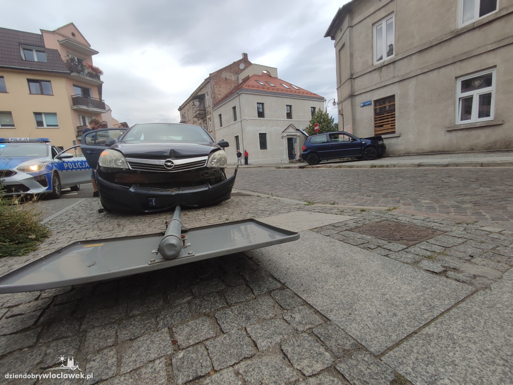 Zderzenie dwóch samochodów osobowych na Łęgskiej