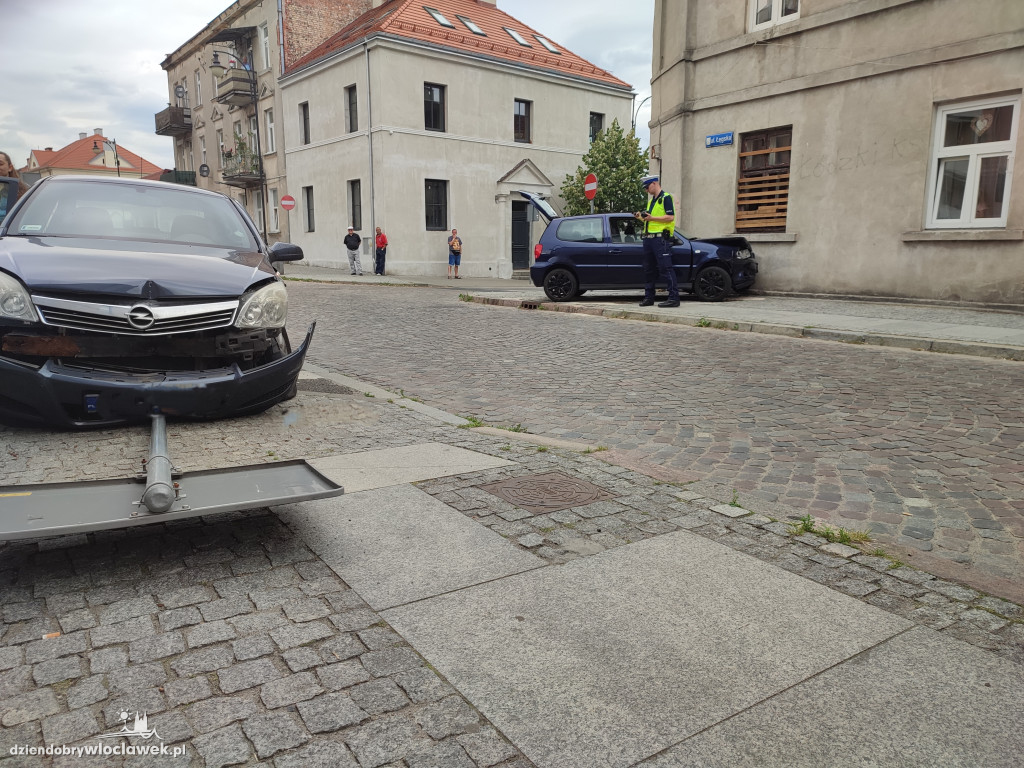 Zderzenie dwóch samochodów osobowych na Łęgskiej
