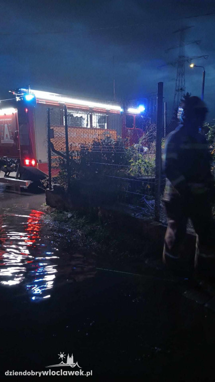 Strażacy udrażniali ulicę Płocką