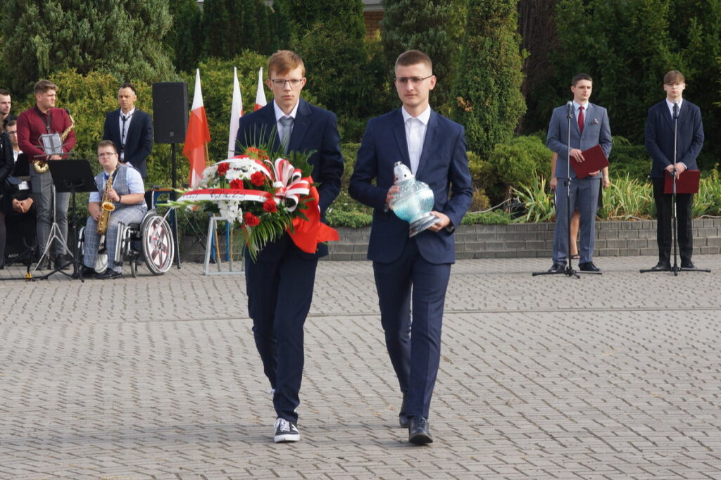 Uczniowie upamiętnili pomordowanych na Grzywnie