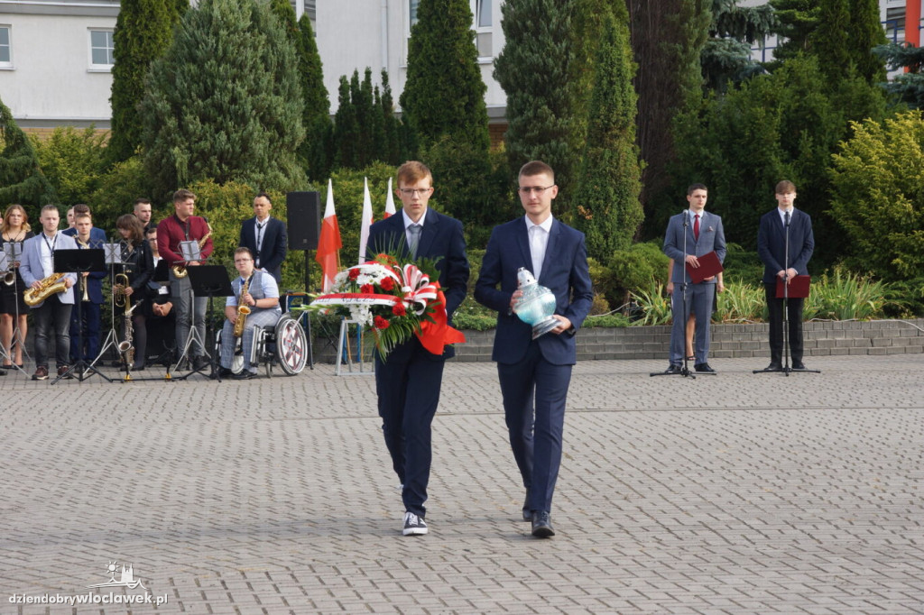 Uczniowie upamiętnili pomordowanych na Grzywnie