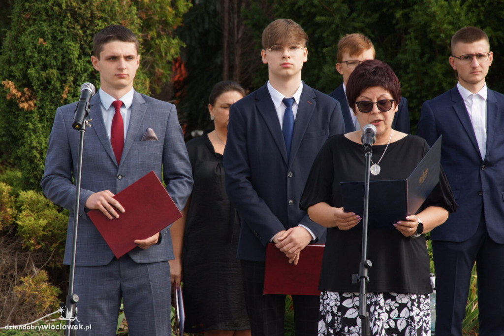 Uczniowie upamiętnili pomordowanych na Grzywnie