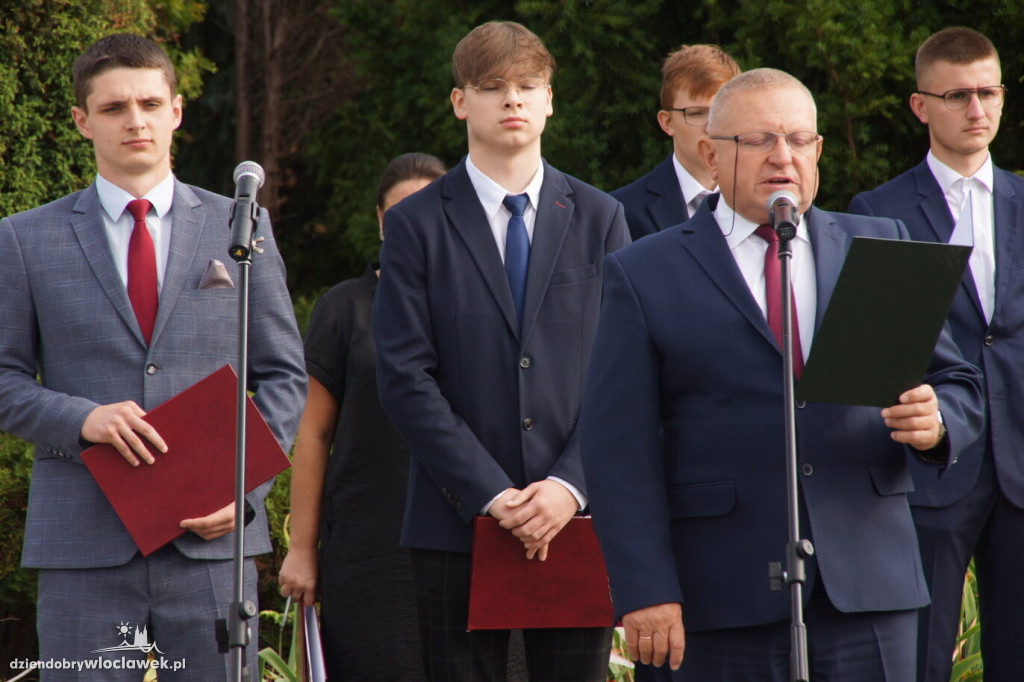 Uczniowie upamiętnili pomordowanych na Grzywnie