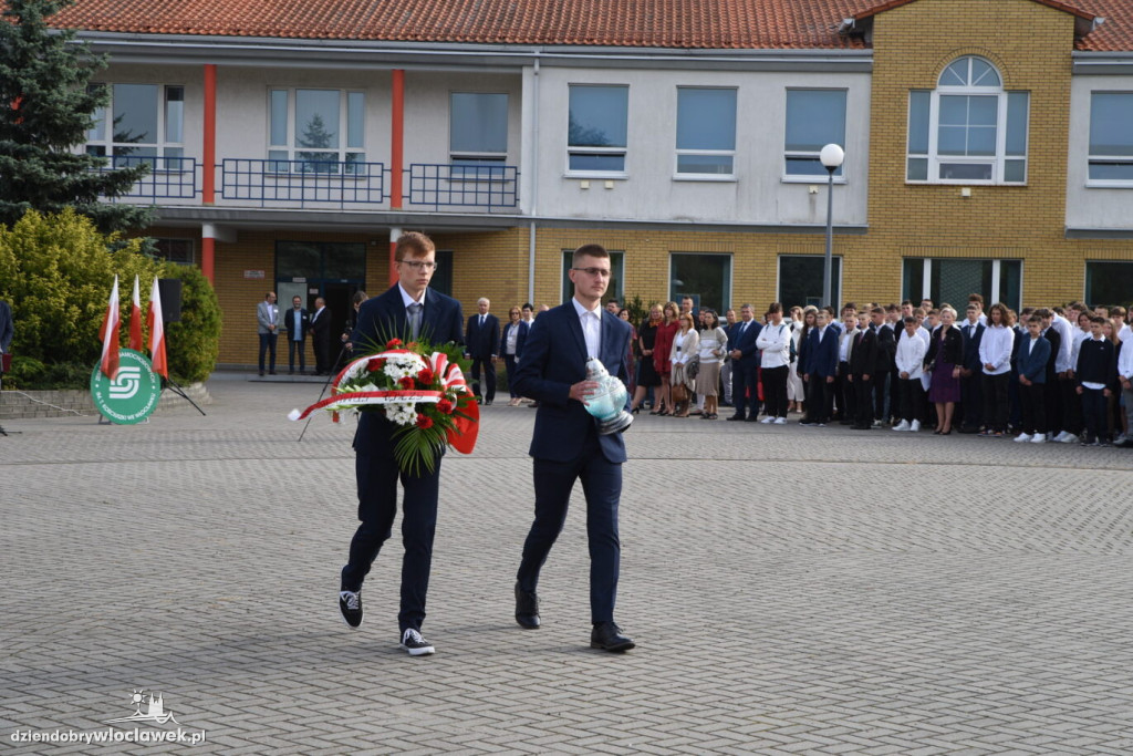 Uczniowie upamiętnili pomordowanych na Grzywnie
