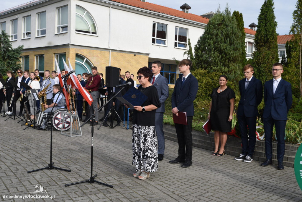 Uczniowie upamiętnili pomordowanych na Grzywnie