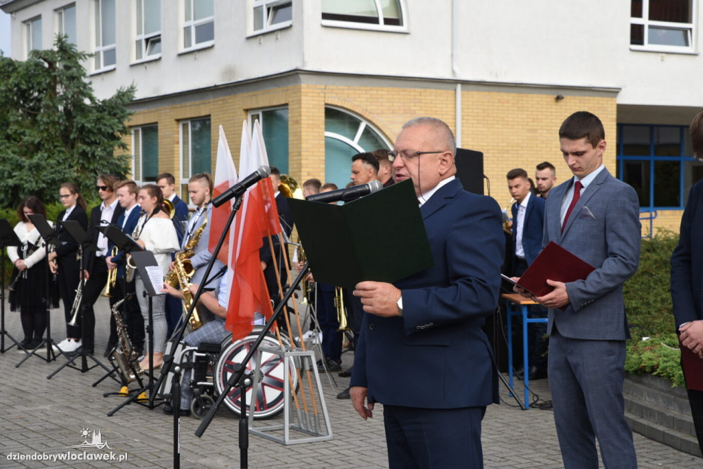Uczniowie upamiętnili pomordowanych na Grzywnie