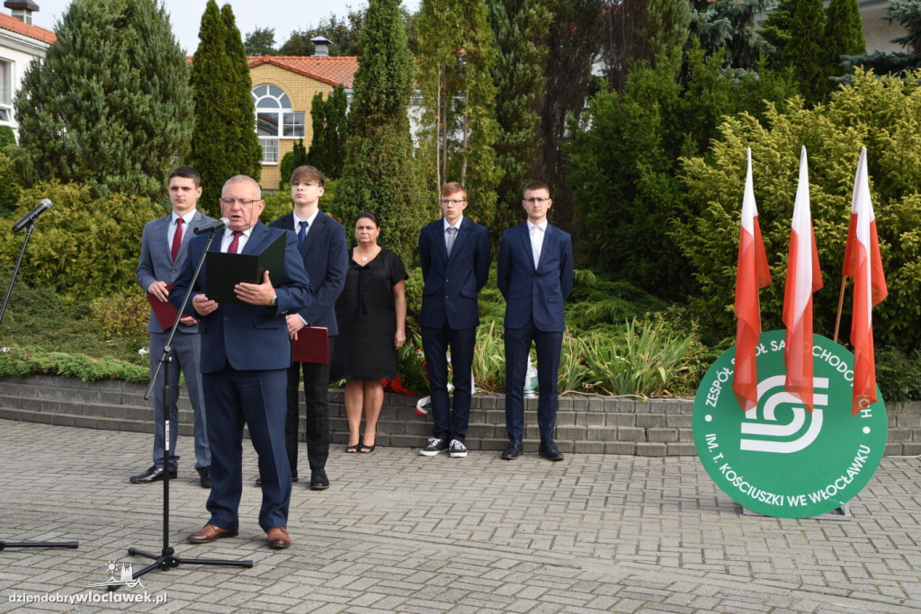 Uczniowie upamiętnili pomordowanych na Grzywnie