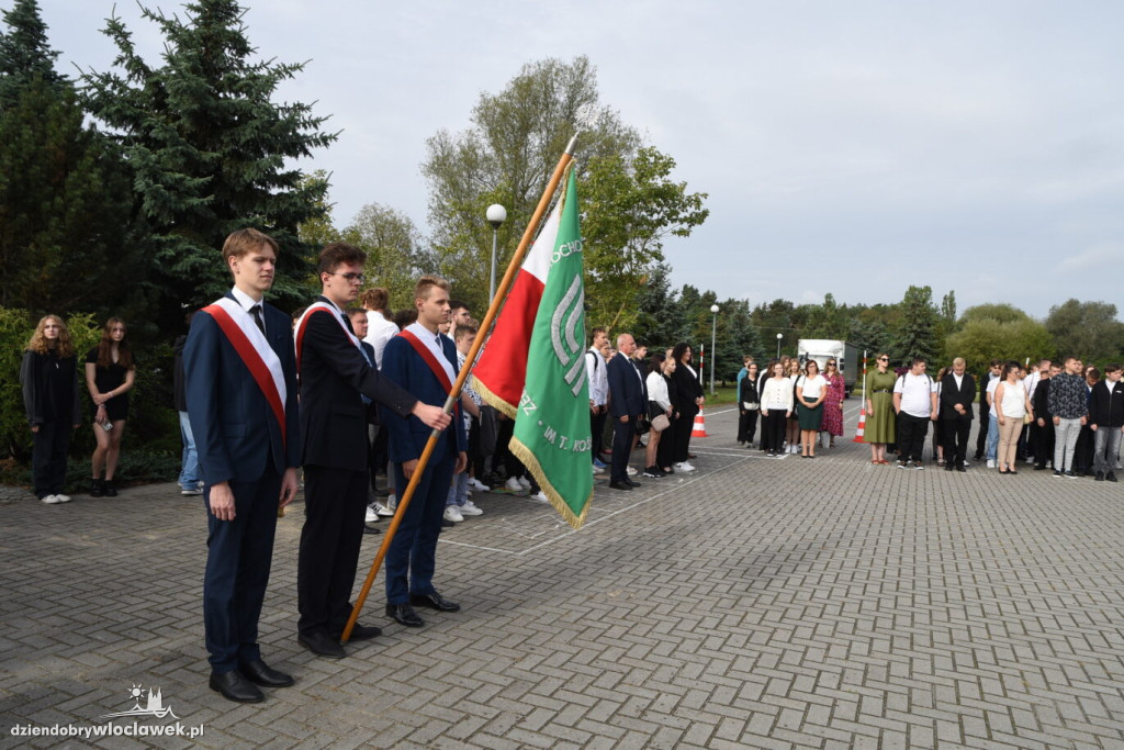Uczniowie upamiętnili pomordowanych na Grzywnie