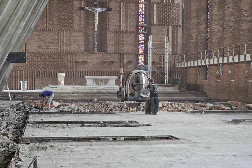 Koparka przez ołtarzem. Przebudowa u Św. Józefa