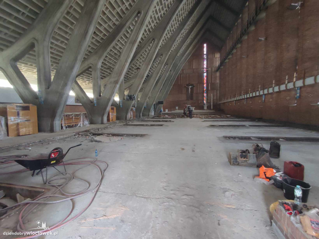 Koparka przez ołtarzem. Przebudowa u Św. Józefa