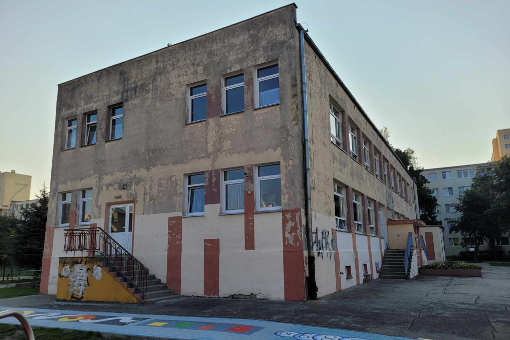 Budują piękne obiekty, a dzieci chodzą do obdrapanych szkół\