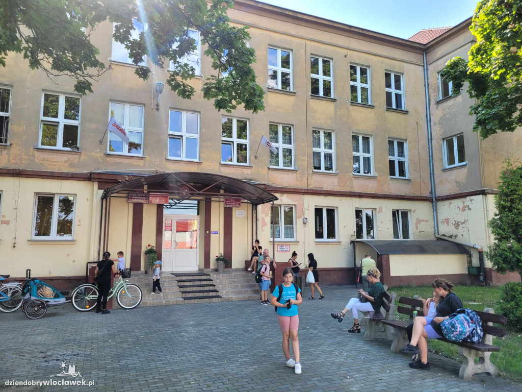 Budują piękne obiekty, a dzieci chodzą do obdrapanych szkół\