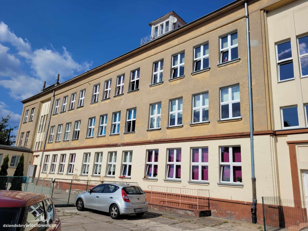 Budują piękne obiekty, a dzieci chodzą do obdrapanych szkół\
