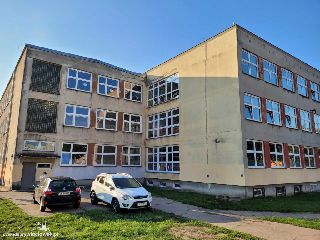 Budują piękne obiekty, a dzieci chodzą do obdrapanych szkół\