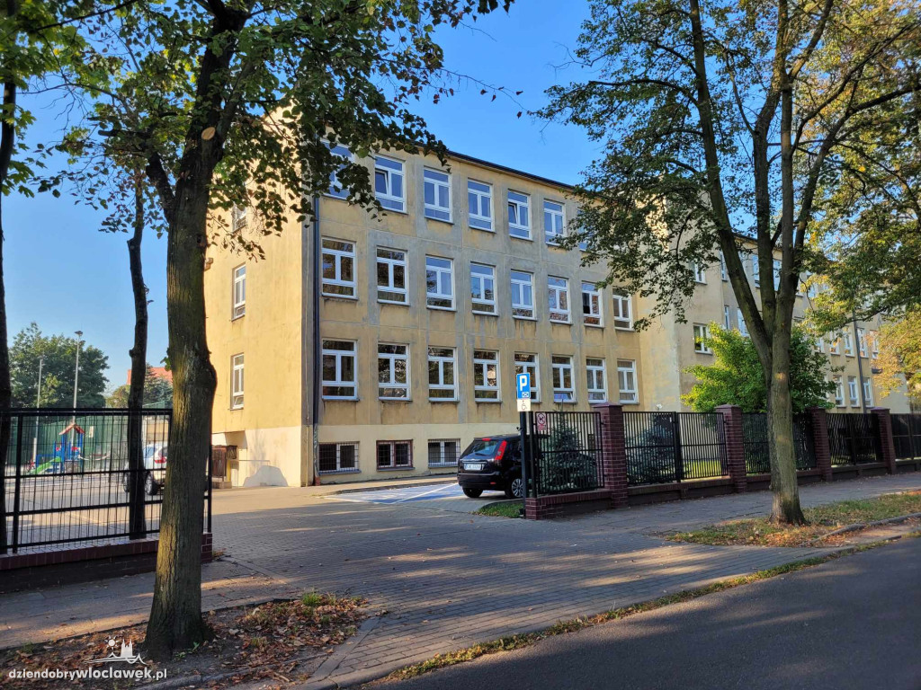 Budują piękne obiekty, a dzieci chodzą do obdrapanych szkół\