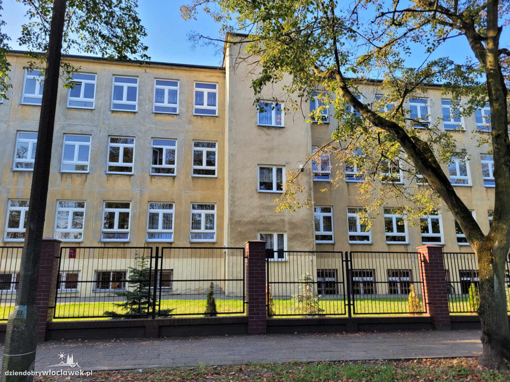 Budują piękne obiekty, a dzieci chodzą do obdrapanych szkół\