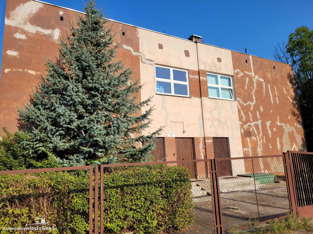 Budują piękne obiekty, a dzieci chodzą do obdrapanych szkół\