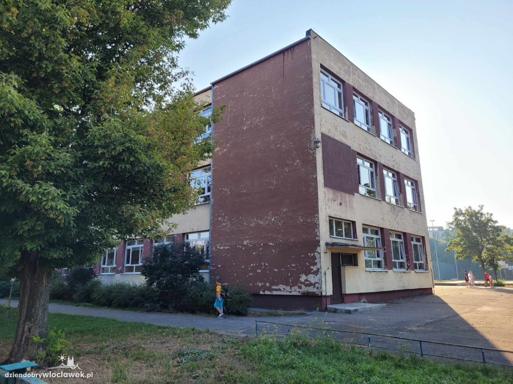 Budują piękne obiekty, a dzieci chodzą do obdrapanych szkół\