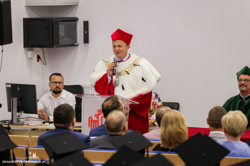 Absolwenci PANS odebrali dyplomy cz. 2