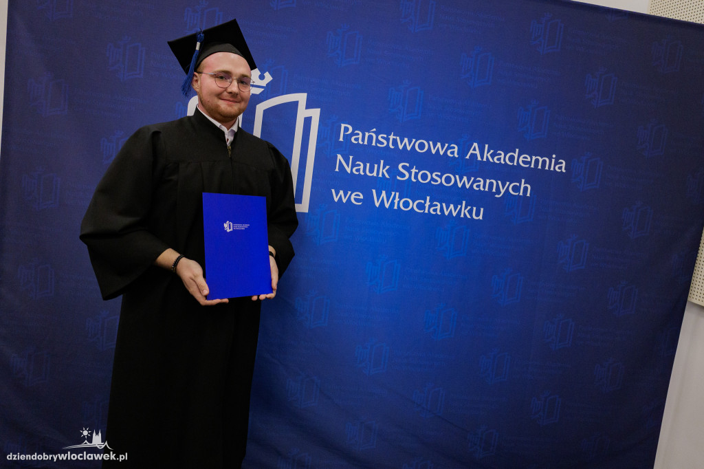 Absolwenci PANS odebrali dyplomy cz. 2