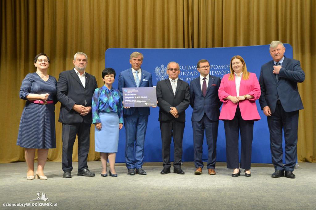 Czeki z Rządowego Programu Inwestycji Strategicznych