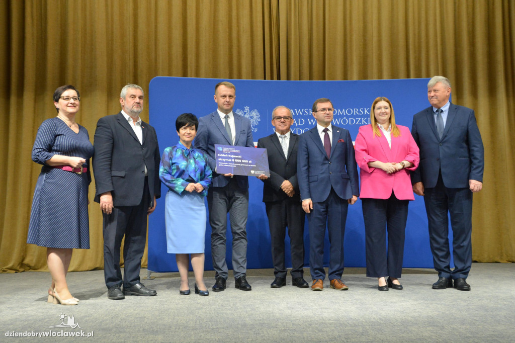 Czeki z Rządowego Programu Inwestycji Strategicznych