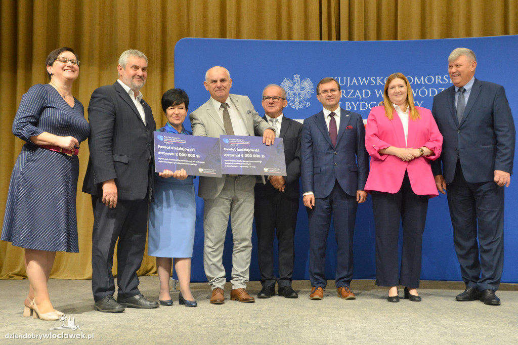 Czeki z Rządowego Programu Inwestycji Strategicznych
