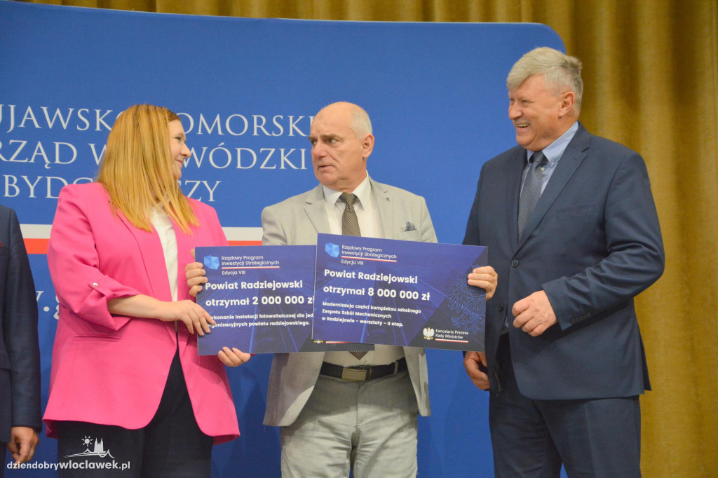 Czeki z Rządowego Programu Inwestycji Strategicznych