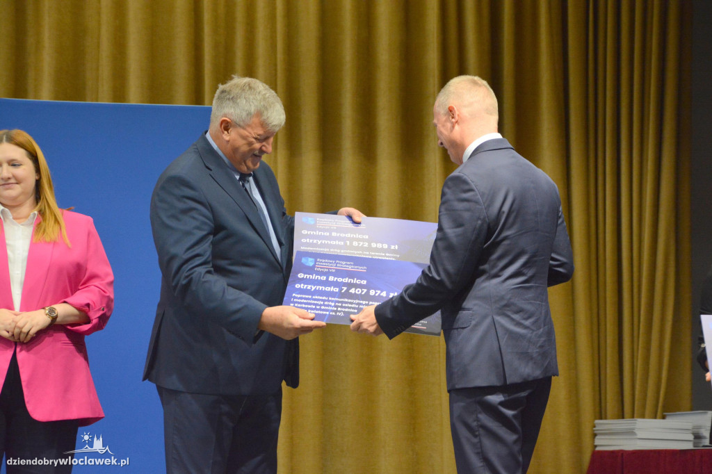Czeki z Rządowego Programu Inwestycji Strategicznych