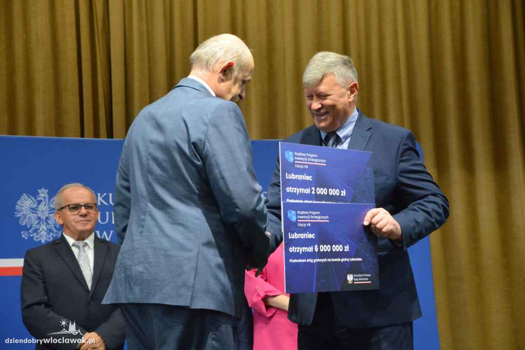 Czeki z Rządowego Programu Inwestycji Strategicznych