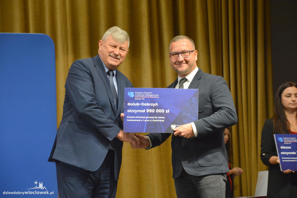 Czeki z Rządowego Programu Inwestycji Strategicznych
