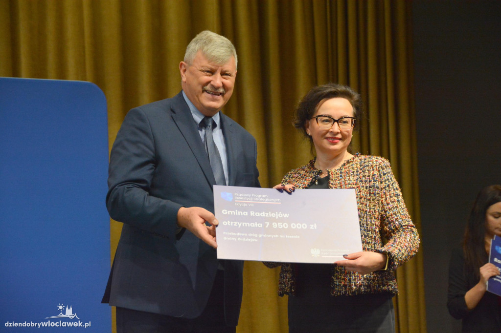 Czeki z Rządowego Programu Inwestycji Strategicznych