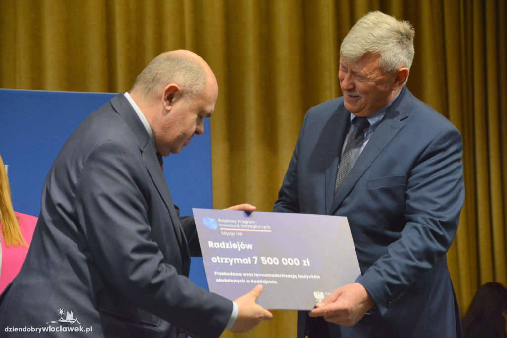 Czeki z Rządowego Programu Inwestycji Strategicznych