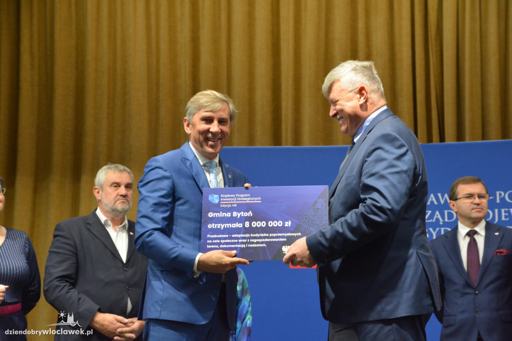 Czeki z Rządowego Programu Inwestycji Strategicznych