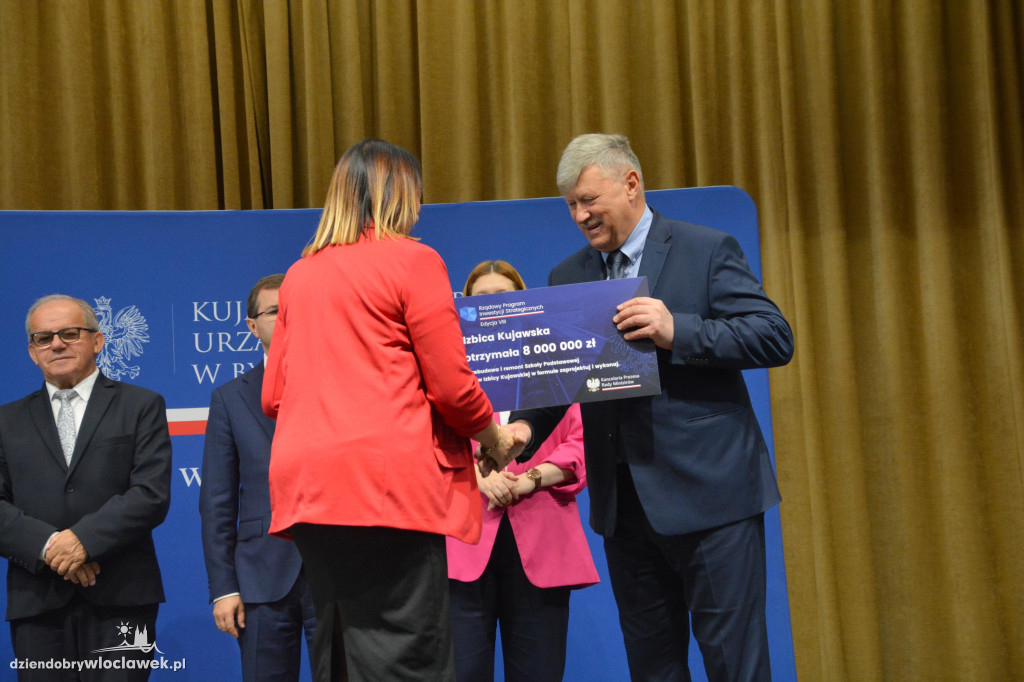 Czeki z Rządowego Programu Inwestycji Strategicznych