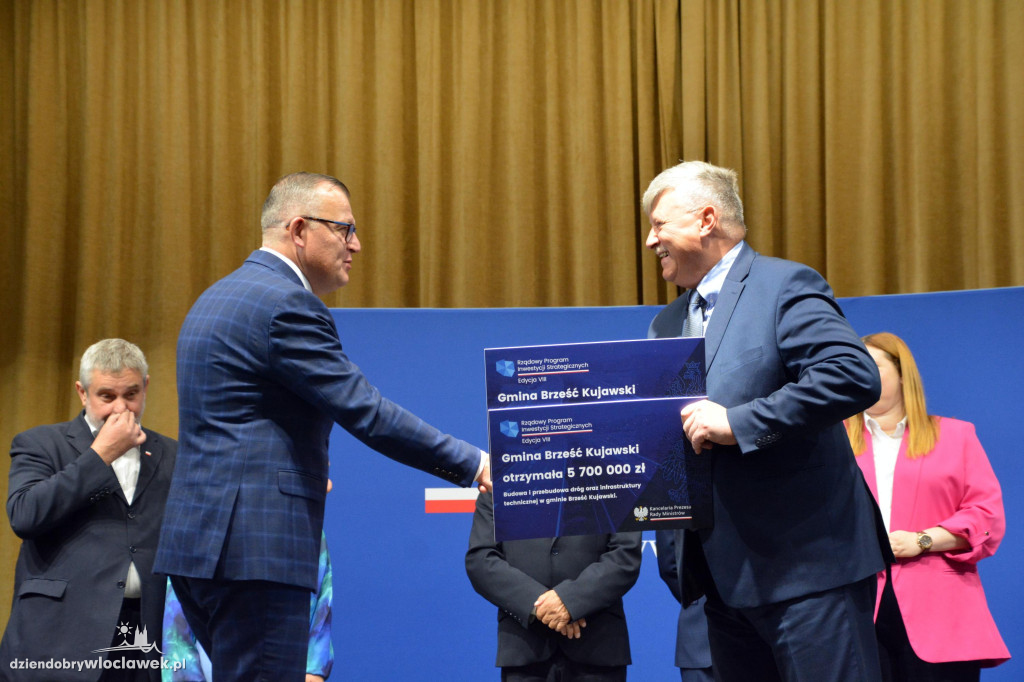 Czeki z Rządowego Programu Inwestycji Strategicznych