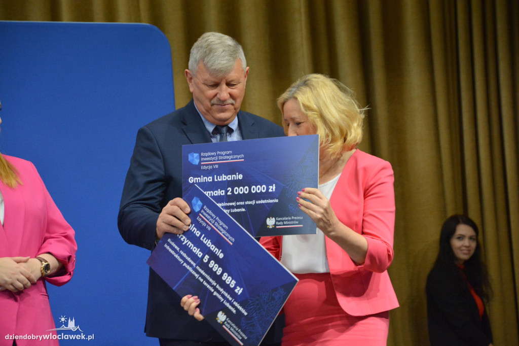 Czeki z Rządowego Programu Inwestycji Strategicznych