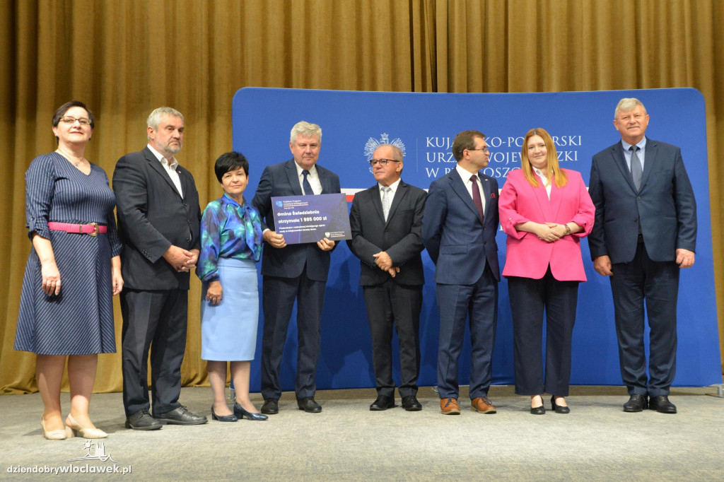 Czeki z Rządowego Programu Inwestycji Strategicznych