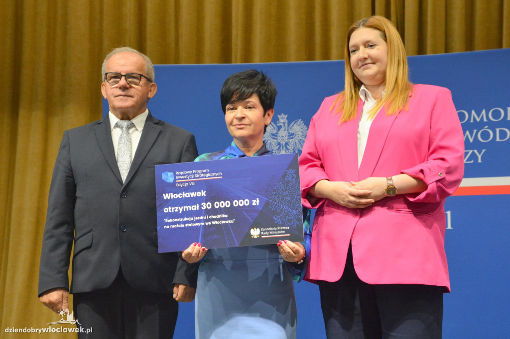 Czeki z Rządowego Programu Inwestycji Strategicznych