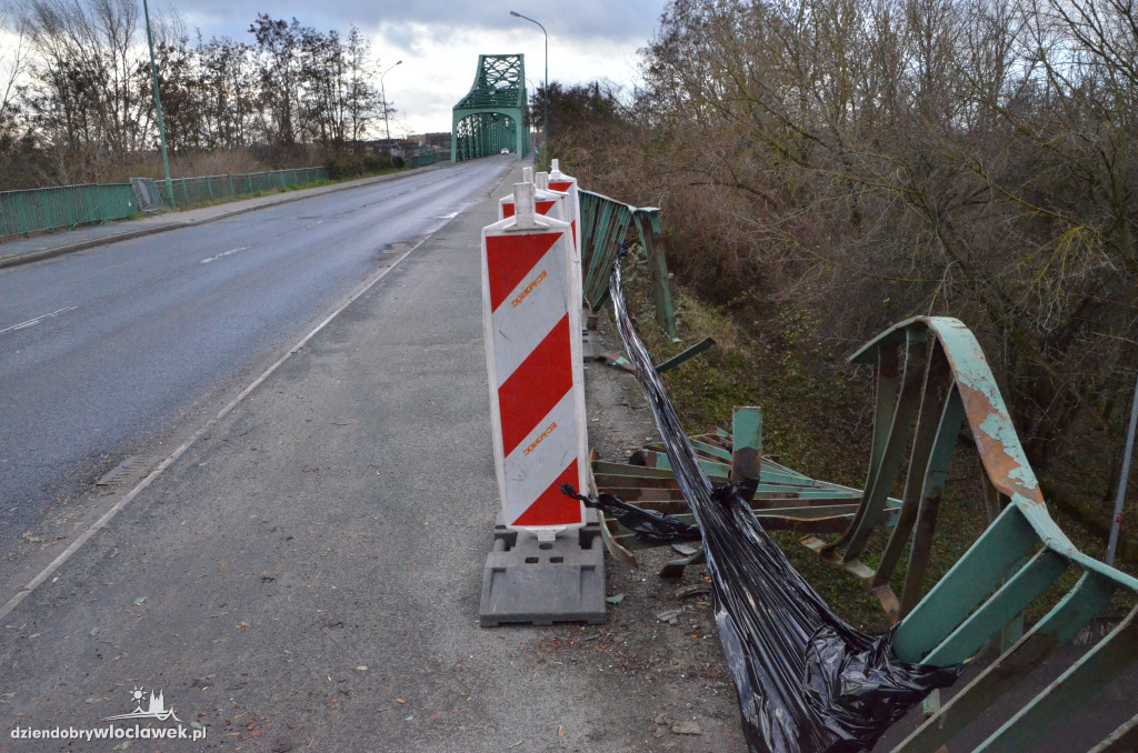 Uszkodzona balustrada mostu