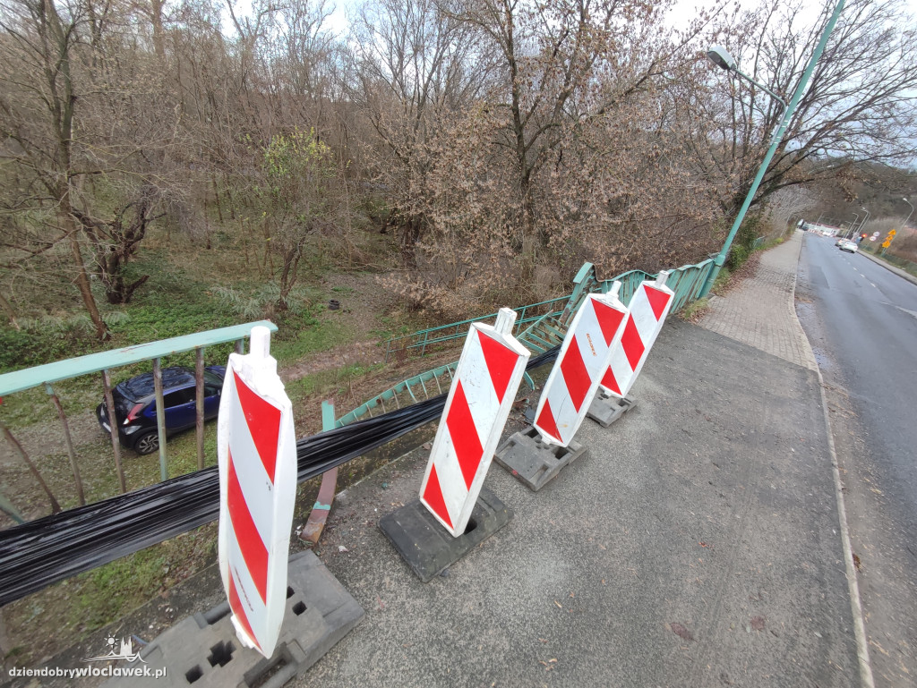 Uszkodzona balustrada mostu