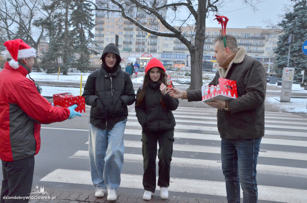 Radni Platformy rozdawali przechodniom Mikołaje