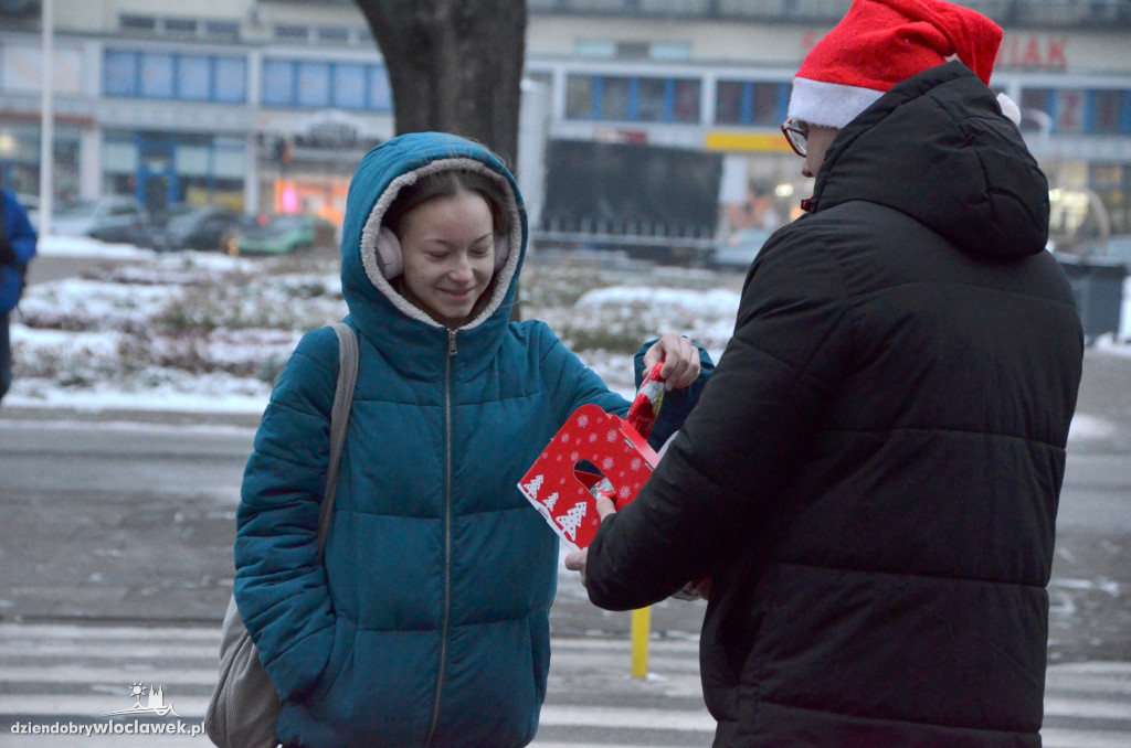 Radni Platformy rozdawali przechodniom Mikołaje