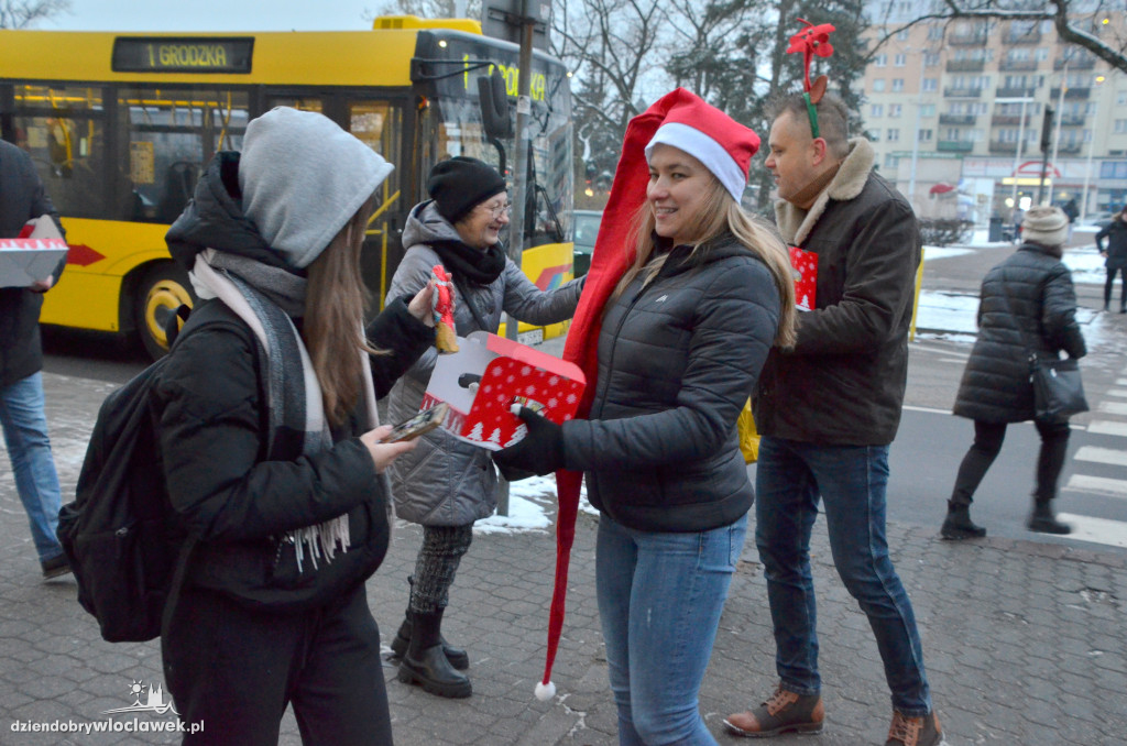 Radni Platformy rozdawali przechodniom Mikołaje