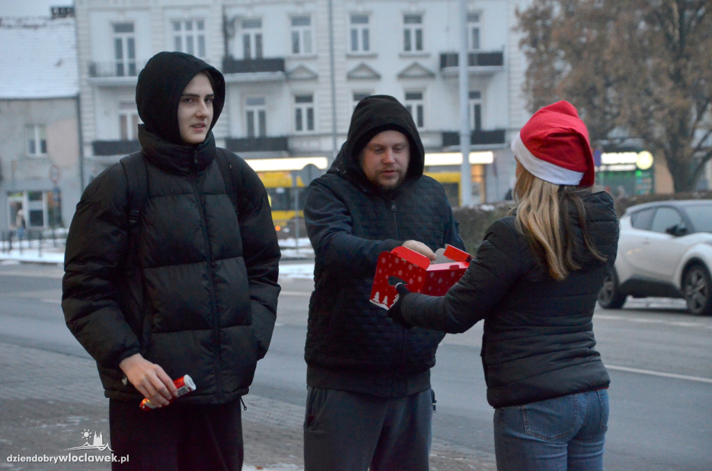 Radni Platformy rozdawali przechodniom Mikołaje