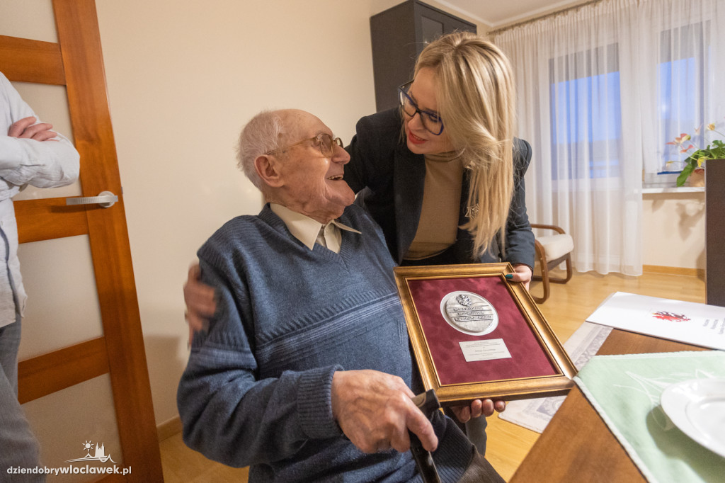 Medal dla stuletniego Aleksego Czerwińskiego