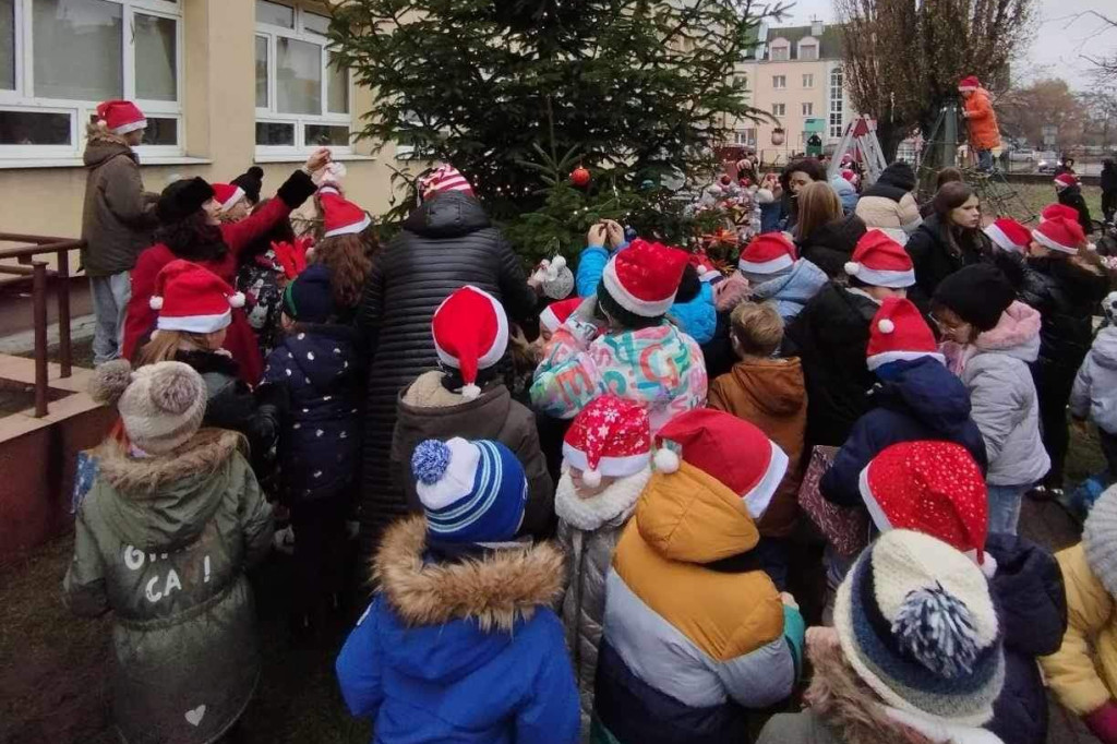 Ubieranie choinki w Szkole Podstawowej nr 3