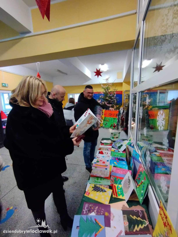 Ubieranie choinki w Szkole Podstawowej nr 3