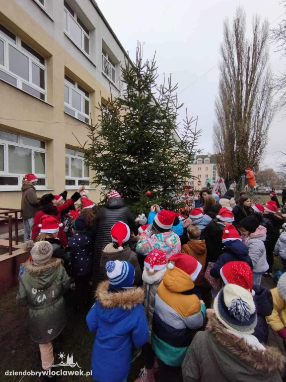 Ubieranie choinki w Szkole Podstawowej nr 3