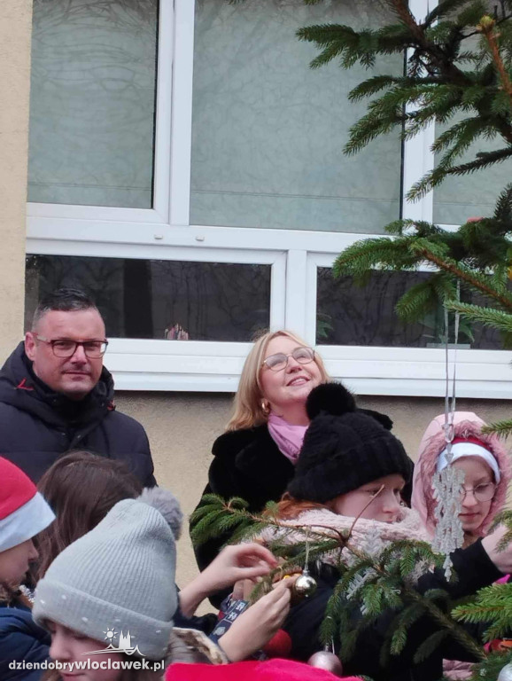 Ubieranie choinki w Szkole Podstawowej nr 3